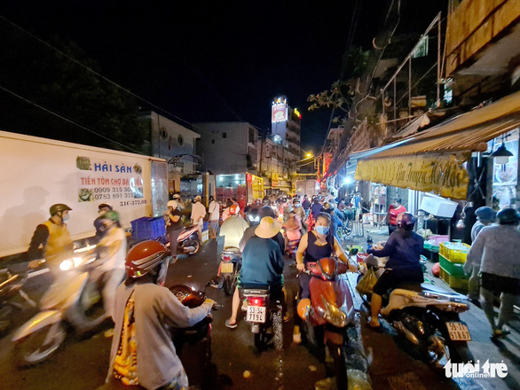 Người dân họp chợ tự phát từ 3 giờ sáng đông đúc ở TP.HCM