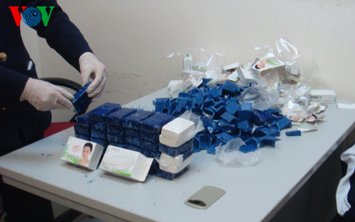 Bắt giữ nữ hành khách vận chuyển 9 bánh heroin