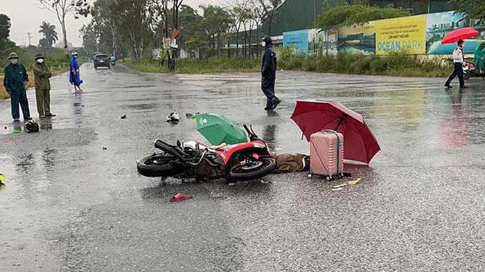 Đôi nam nữ bị sét đánh tử vong trên đường khi đang đi xe máy