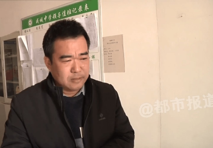 Học sinh nôn mửa tập thể vì ăn đồ hỏng, hiệu trưởng khóc lóc phân trần