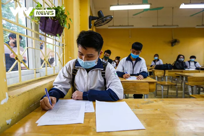 Hà Nội xem xét cho học sinh THPT trở lại trường từ 6/12