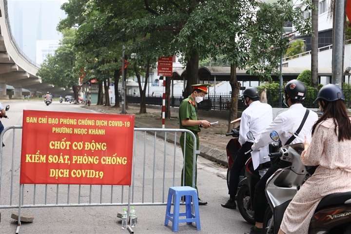 Hà Nội bỏ quy định người đi đường phải có ''lịch trực, lịch làm việc''