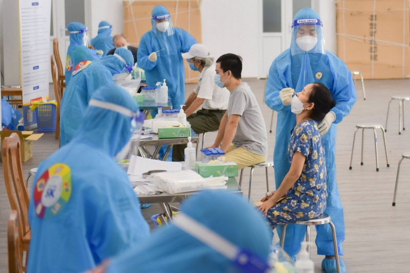 Hà Nội phát hiện 12 ca mắc COVID-19 mới, 10 người về từ vùng có dịch