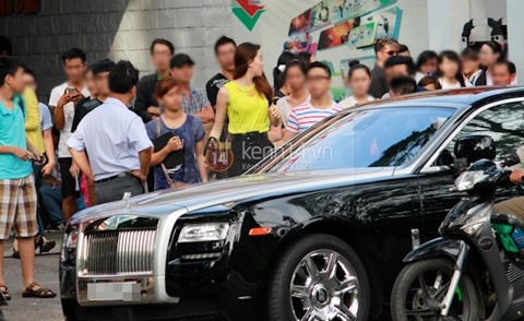 Hồ Ngọc Hà lái Rolls-Royce Ghost đi dự sự kiện
