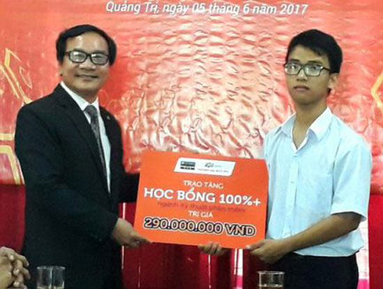 Đại học FPT trao học bổng trị 290 triệu đồng cho tác giả ''Cánh tay robot''