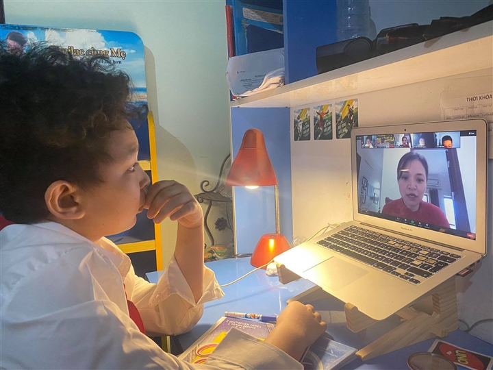 Phụ huynh than trời con lớp 1 học online 4 - 5 tiết/ngày, ngược với quy định
