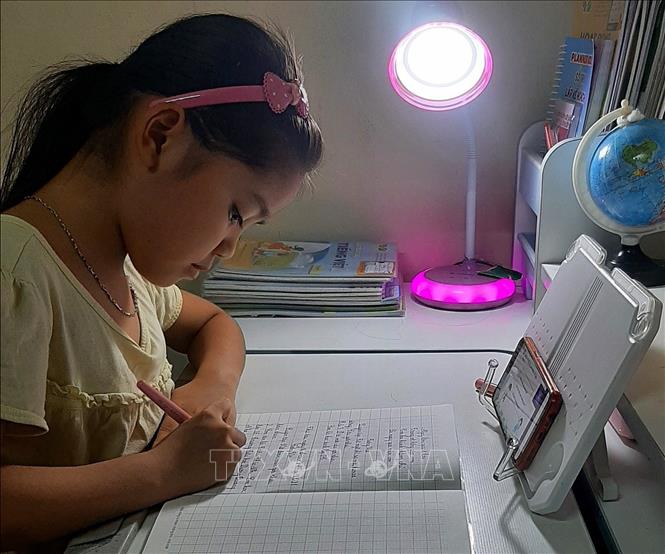 Cần sự hỗ trợ của cha mẹ và thầy cô khi trẻ học online