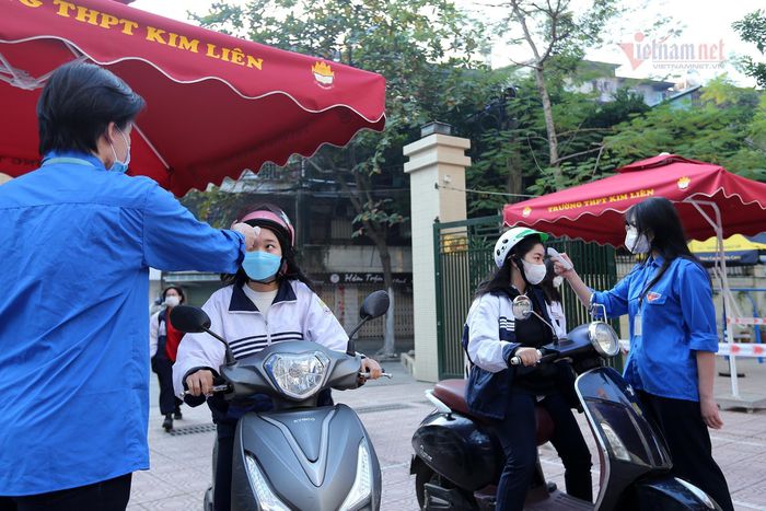 Học sinh Hà Nội nhiều âu lo trong ngày đầu trở lại trường