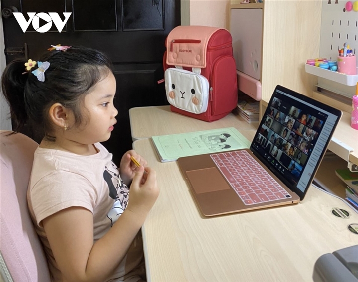 Phụ huynh lớp 1 lo con chưa biết đọc, biết viết đã phải học online