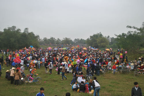 Xem hội ném cà chua cầu may ở chợ Chuộng