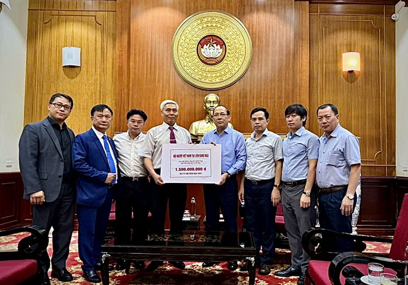 Đại diện cộng đồng người Việt tại LB Nga trao 1,5 tỷ đồng ủng hộ đồng bào trong nước bị ảnh hưởng bởi cơn bão số 3