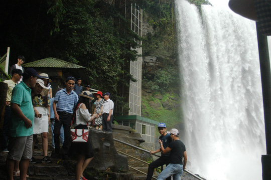 Hơn 40 người tìm du khách té thác Đam B'ri