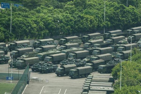 AFP: Xe bọc thép và hàng nghìn lính TQ diễu hành gần Hong Kong