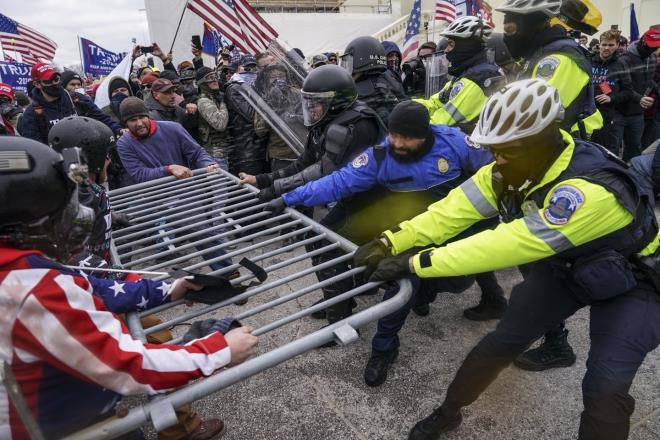 Người ủng hộ Trump xông vào tòa nhà Quốc hội, Điện Capitol tê liệt