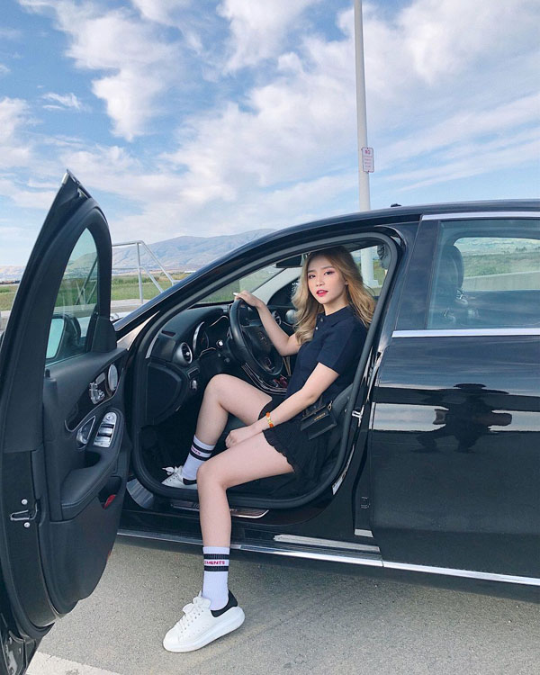 Hot girl 19 tuổi tự sắm ô tô: 'Mỗi ngày ngủ 4-5 tiếng, không dám đi làm trễ 1 phút'