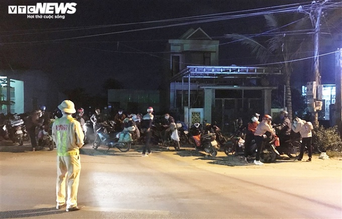 Trắng đêm vá xe, tiếp nước hỗ trợ người từ miền Nam về quê tránh dịch COVID-19