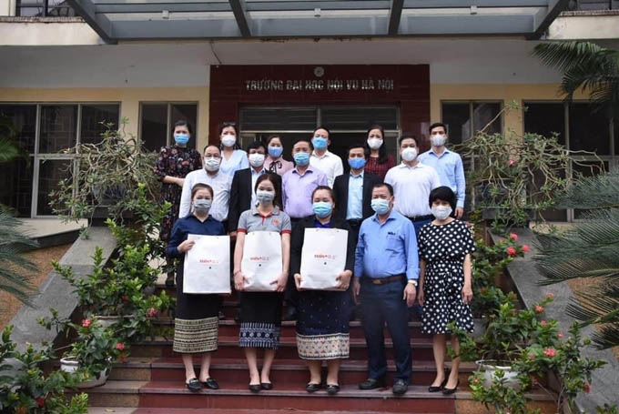 Hỗ trợ sinh viên quốc tế: Không chỉ là quà, mà là trao gửi yêu thương
