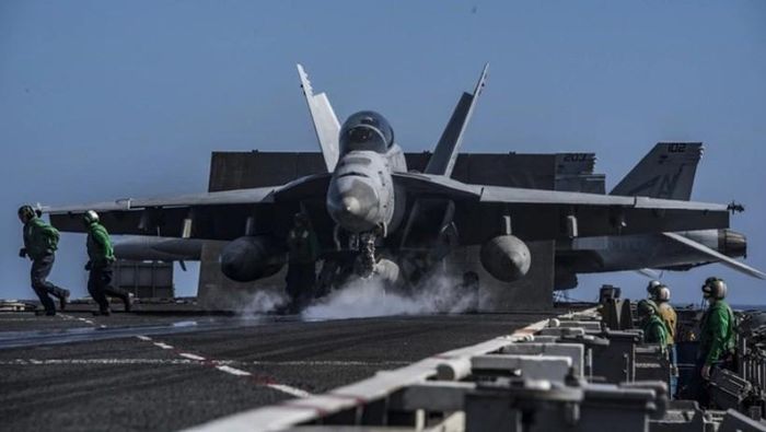 'Houthi sẽ khiến tàu sân bay Mỹ bỏ chạy'