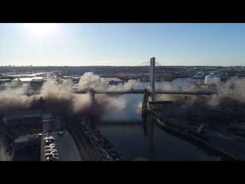 Xem cây cầu ở New York bị thổi bay thành ngàn mảnh trong chớp mắt