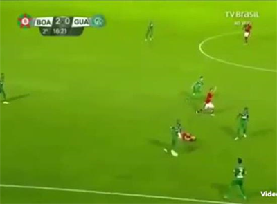 Cầu thủ dùng đầu húc chết trọng tài