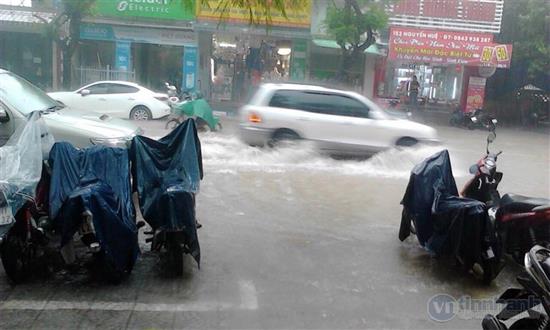 Huế ngập nặng, người dân phải chèo thuyền trên phố