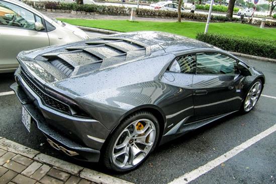 Siêu xe Huracan chính hãng xuất hiện trên đường Sài Gòn