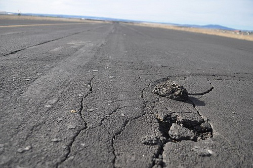 Đường băng sân bay quốc tế Cát Bi-Hải Phòng rạn nứt do nắng nóng