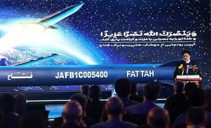 Iran ra mắt tên lửa siêu vượt âm Fattah