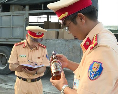 Phát hiện lô rượu ngoại không rõ nguồn gốc trên đường đi tiêu thụ