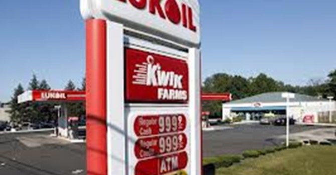 Tập đoàn dầu khí Lukoil của Nga “tháo chạy” khỏi Ukraine