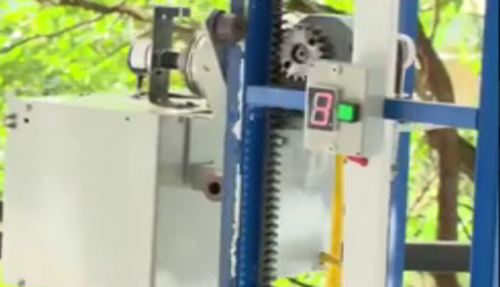 Sinh viên Việt Nam phát triển hệ thống thang máy điều khiển từ xa