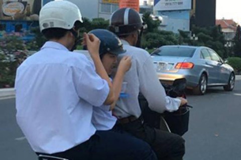Giật mình với cảnh học sinh ăn cơm 