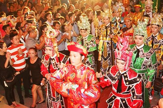 Hàng trăm người cúng Tổ sân khấu do NSƯT Hoài Linh chủ trì