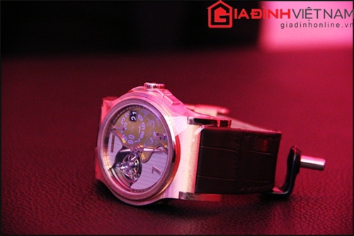Cận cảnh chiếc đồng hồ giá 4,5 tỷ đồng tại Việt Nam