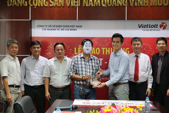 Người đầu tiên năm 2017 trúng số gần 49 tỷ đeo mặt nạ nhận thưởng