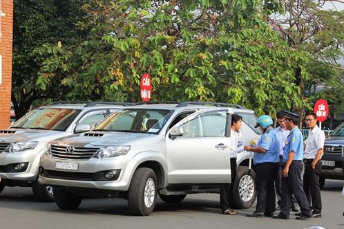 Ngành thuế “bất lực” trước taxi Uber, Grab…