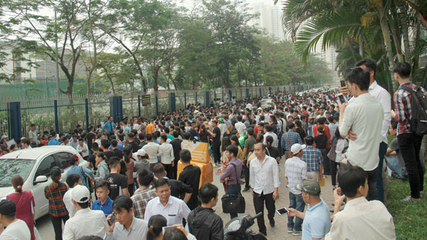 Hàng ngàn người đội nắng, vạ vật chờ làm visa trước Phòng Lãnh sự Hàn Quốc