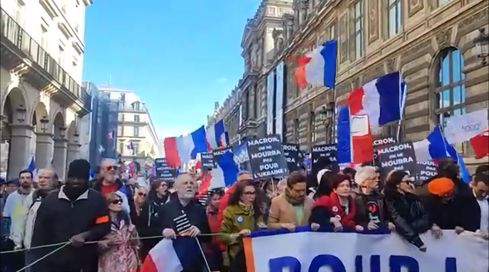 Hàng ngàn người tuần hành ở Paris phản đối viện trợ cho Ukraine