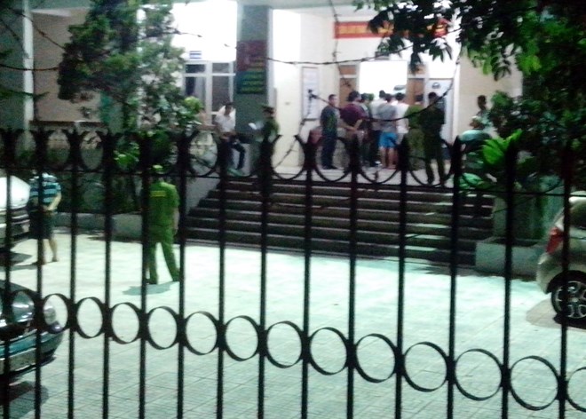 Công an hóa trang dùng súng bắt một số cán bộ kiểm lâm