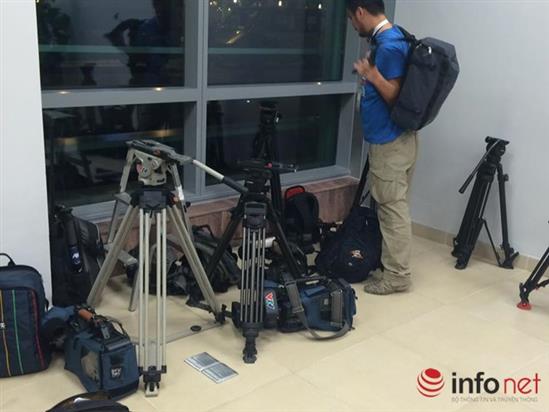 Tổng thống Obama đến Việt Nam sớm hơn dự kiến, phóng viên khẩn trương tác nghiệp