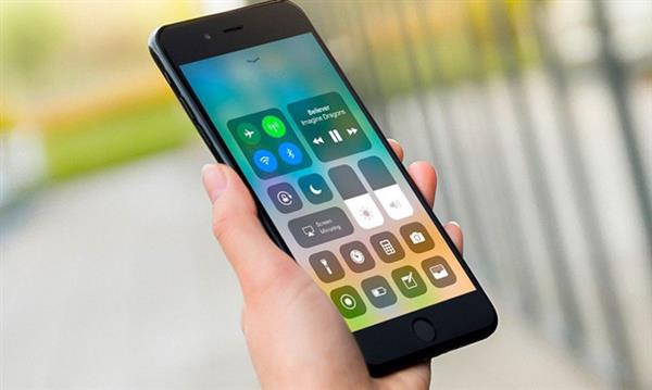 Thuyết âm mưu: iPhone cũ bị chậm, chỉ cần thay pin mới?