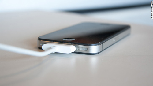 Thêm một nạn nhân bị điện giật khi dùng iPhone đang sạc