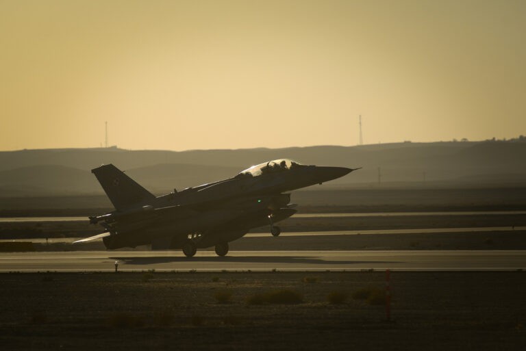 Không quân Israel bất ngờ không kích Syria, 4 chuyên gia dân sự Nga bị thương