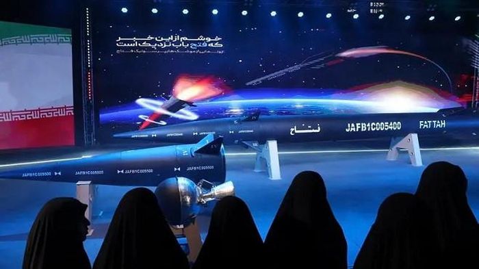 Iran vừa công bố tên lửa siêu vượt âm đầu tiên, Mỹ lập tức ban bố trừng phạt