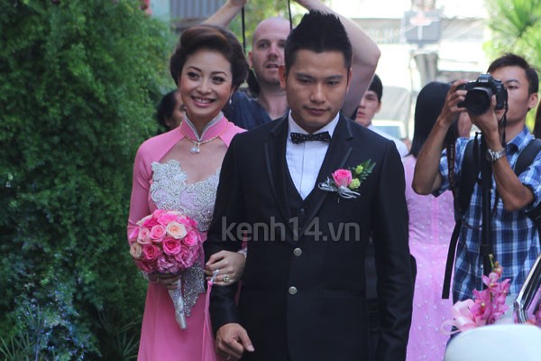 Trực tiếp: Cô dâu Jennifer Phạm rạng rỡ xuất hiện bên chú rể Đức Hải