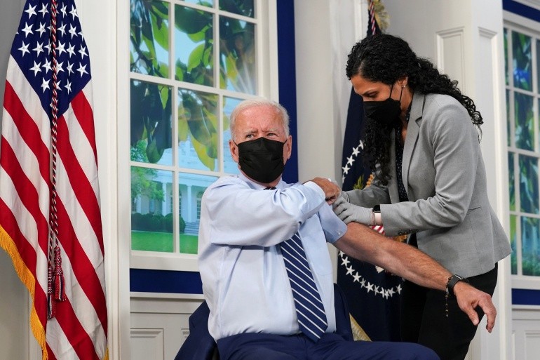 Tổng thống Mỹ Joe Biden tiêm mũi vaccine COVID-19 thứ 3