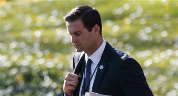 Trợ lý riêng của Tổng thống Trump bị sa thải, áp giải khỏi Nhà Trắng