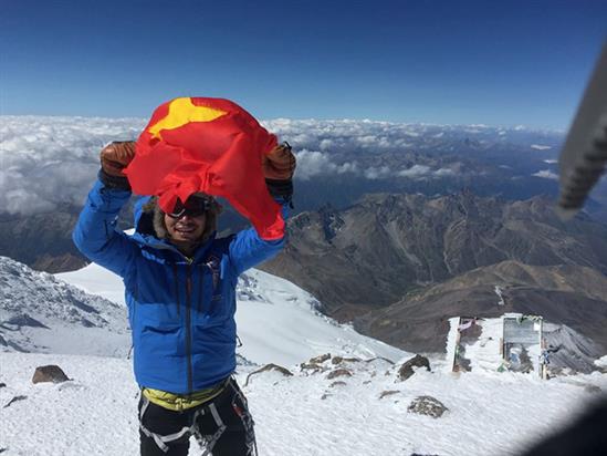 Chàng trai Việt phất cờ Tổ quốc trên nóc nhà châu Âu