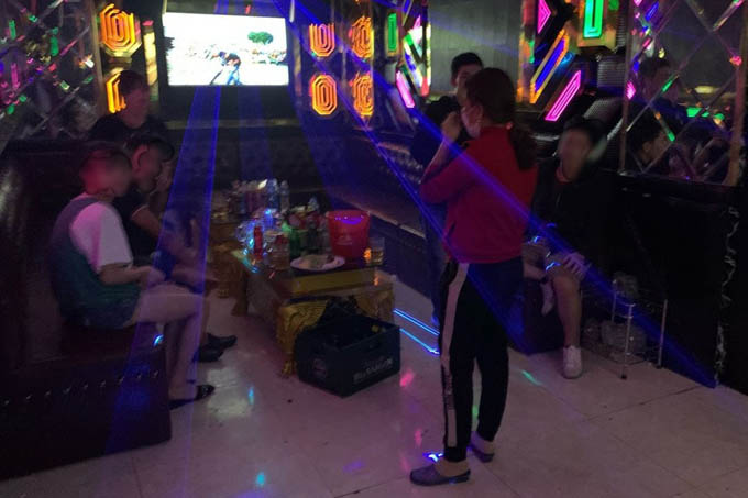 Quán karaoke hoạt động chui giữa dịch