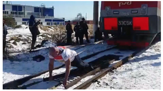 Nhà vô địch nâng tạ Nga lập kỷ lục kéo đoàn tàu 288 tấn